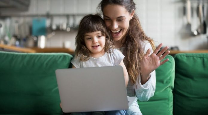pic of mom and child using a computer